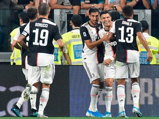 Cristiano Ronaldo a spoluhráči z Juventusu Turín na archívnej snímke zo zápasu talianskej Serie A.