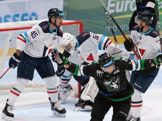 Václav Stupka (v popredí) sa raduje po strelení gólu počas stretnutia 3. kola Tipsport Ligy HC Slovan Bratislava - HC Mikron Nové Zámky.