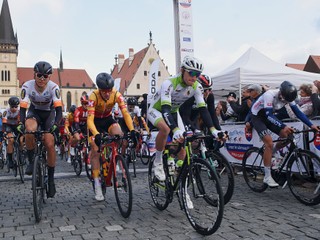 Cyklisti po štarte pretekov Okolo Slovenska 2019.