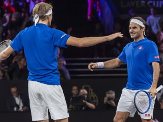 Roger Federer (vpravo) a Alexander Zverev.