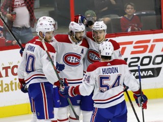 Hráči Montrealu Canadiens sa radujú z víťazstva nad Ottawou Senators.