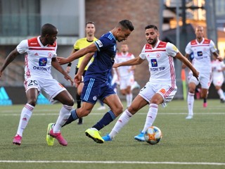 Ruben Ewald Ligeon (vľavo), vpravo Ante Roguljič a Mohammed Rharsalla Khadfi v zápase 9. kola Fortuna ligy 2019/2020 AS Trenčín- ŠK Slovan Bratislava.