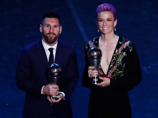 Lionel Messi a Megan Rapinoeová pózujú s cenami pre víťazov ankety FIFA.