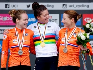 Američanka  Chloe Dygertová (v strede) vyhrala časovku žien na MS v cyklistike 2019.