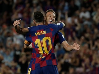 Hráč Barcelony Arthur (vpravo) oslavuje s Lionelom Messim.