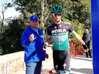 Rozhodca Milan Brutovský pred štartom etapy na pretekoch Okolo Slovenska s Erikom Baškom.