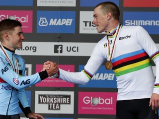 Remco Evenepoel (vľavo) a Rohan Dennis po časovke na MS v cyklistike 2019.