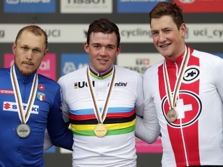 Zľava strieborný Matteo Trentin, zlatý Mads Pedersen a bronzový Stefan Küng na MS v cyklistike 2019.