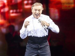 Spevák Karel Gott na módnej prehliadke Osmany Laffity v pražskom Obecnom dome v marci 2015.
