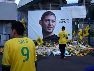 Fanúšikovia Nantes stoja pred plagátom zosnulého futbalistu Emiliana Salu.