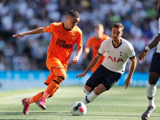 Miguel Almíron z Newcastlu (vľavo) v súboji s Harrym Winksom z Tottenhamu.