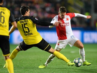 Lukáš Masopust (vpravo) a Mats Hummels v zápase Ligy majstrov 2019/2020 Slavia Praha - Borussia Dortmund.