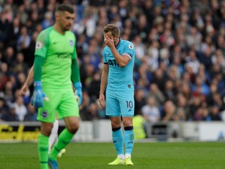Harry Kane (vpravo) a jeho reakcia počas zápasu Tottenhamu proti Brightonu.