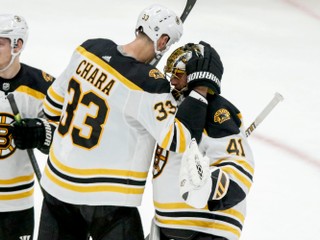 Jaroslav Halák (vpravo) a jeho krajan a kapitán Bostonu Zdeno Chára sa tešia po výhre v zápase zámorskej hokejovej NHL Arizona Coyotes - Boston Bruins.