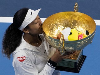 Naomi Osaková pózuje s trofejou pre víťazku turnaja WTA v Pekingu.
