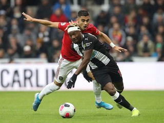 Allan Saint-Maximin (vpravo) v súboji s Andreasom Pereirom v zápase Premier League 2019/2020 Newcastle United - Manchester United.