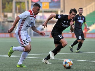 Adrián Slávik (vľavo) a Martin Chren počas zápasu 11. kola Fortuna ligy 2019/2020 AS Trenčín - FC Vion Zlaté Moravce - Vráble.