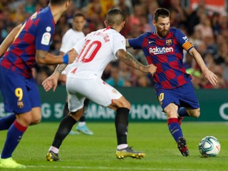 Lionel Messi (vpravo) a jeho strelecký pokus v zápase La Ligy 2019/2020 FC Barcelona - FC Sevilla.
