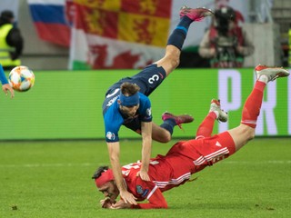 Norbert Gyömbér (hore) a Kieffer Moore v súboji v zápase 7. kola skupiny E kvalifikácie na EURO 2020 Slovensko - Wales.