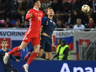 Kieffer Moore a Norbert Gyömbér v zápase 7. kola skupiny E kvalifikácie EURO 2020 Slovensko - Wales.