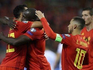 Romelo Lukaku (druhý zľava) oslavuje so spoluhráčmi gól v zápase I-skupiny 7. kola kvalifikácie EURO 2020 vo futbale Belgicko - San Maríno.