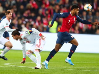 Sergio Ramos (vľavo) a Joshua King v kvalifikačnom zápase na EURO 2020 Nórsko - Španielsko.