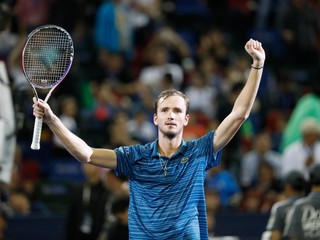 Daniil Medvedev oslavuje triumf na turnaji ATP v Šanghaji 2019.
