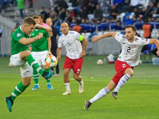 James Collins (vľavo) a Otar Kakabadze v kvalifikačnom zápase na EURO 2020 Gruzínsko - Írsko.