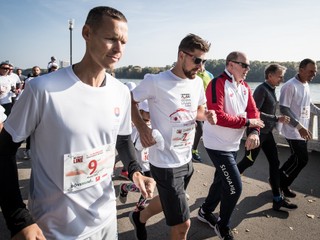 Chodec Matej Tóth (vľavo), slovenský cyklista Peter Sagan a monacké knieža Albert počas charitatívneho behu No finish line.