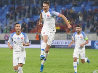 Róbert Boženík (v strede) v zápase Slovensko - Paraguaj.