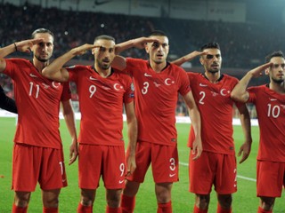 Reprezentanta Turecka vyhodili z klubu kvôli podpore invázie v Sýrii