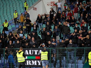 Zápas dvakrát prerušili. Bulharskí fanúšikovia hajlovali a vydávali opičie zvuky