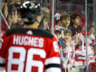Jack Hughes v drese New Jersey Devils.