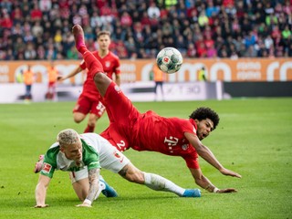 Momentka zo zápasu Augsburg - Bayern Mníchov.