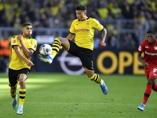 Jadon Sancho (uprostred).