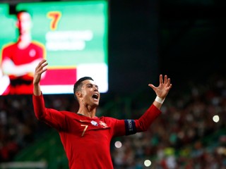 Cristiano Ronaldo oslavuje gól v zápase proti Luxembursku.