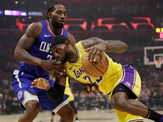 LeBron James (vpravo) a Kawhi Leonard v úvodnom zápase sezóny NBA 2019/2020 Los Angeles Clippers - Los Angeles Lakers.
