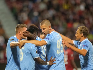 Denis Vavro (uprostred) oslavuje gól Bastosa v zápase E-skupiny 1. kola Európskej ligy vo futbale CFR Kluž - Lazio Rím.