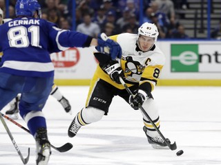 Erik Černák bráni kapitána Pittsburghu Sidneyho Crosbyho.