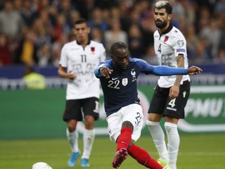 Francúzsky hráč Jonathan Ikone skóruje v kvalifikačnom zápase H-skupiny EURO 2020 Francúzsko - Albánsko v Paríži 7. septembra 2019. 