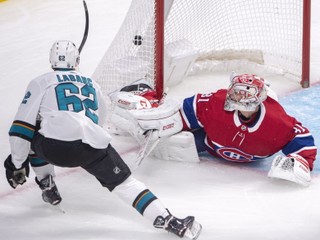 Kevin Labanc (vľavo) strieľa gól v zápase základnej časti NHL 2019/2020 Montreal Canadiens - San Jose Sharks.