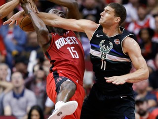 Clint Capela (vľavo) a Brook Lopez v zápase základnej časti NBA 2019/2020 Houston Rockets - Milwaukee Bucks.