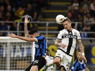 Juraj Kucka (vpravo) v zápase proti Interu Miláno.