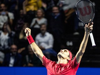 Federer získal v Bazileji rekordný titul, vo finále stratil štyri gemy