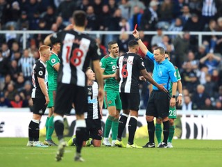 Sean Longstaff s červenou kartou v zápase 10. kola Premier League 2019/2020 Newcastle United - Wolverhampton Wanderers.