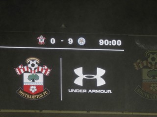 Svetelná tabuľa ukazuje debakel domáceho Southamptonu v zápase proti Leicesteru.