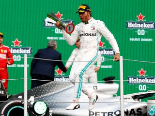 Lewis Hamilton získal v Mexiku pre Mercedes jubilejné 100. víťazstvo v F1.