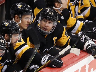 Sidney Crosby na lavičke Pittsburghu Penguins.