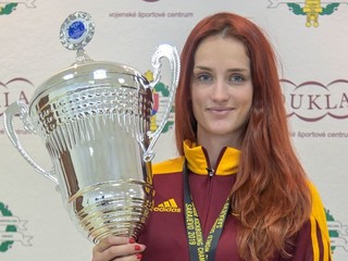 Slovenská reprezentantka v kickboxe Monika Chochlíková s medailou a víťaznou trofejou z 22. majstrovstiev sveta WAKO.