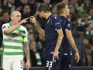 Scott Brown (vľavo) a Francesco Acerbi v slovnej potýčke v priebehu zápasu Celtic - Lazio v Európskej lige.